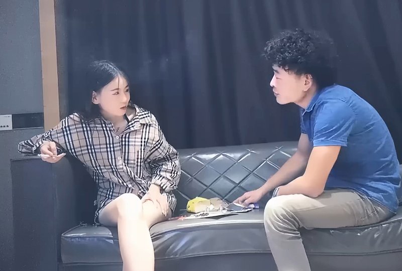 4000约很漂亮的00后小美女，被大鸡巴直接怼哭了，还直接干了两炮，隔着