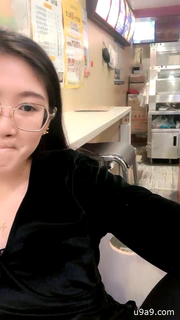 炸鸡店老板娘在店里偷偷播听狼友指挥跑到厨房漏出骚奶子揉捏好刺激脱了裤子掰