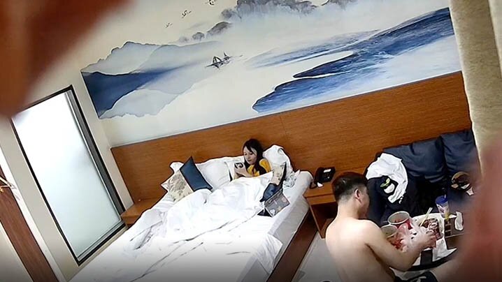 酒店偷拍2022_4_25_新流出酒店摄像头偷拍小哥新泡的打工妹两桶13香小龙虾就搞上床吃完虾干到妹子杀猪嚎叫太夸张了
